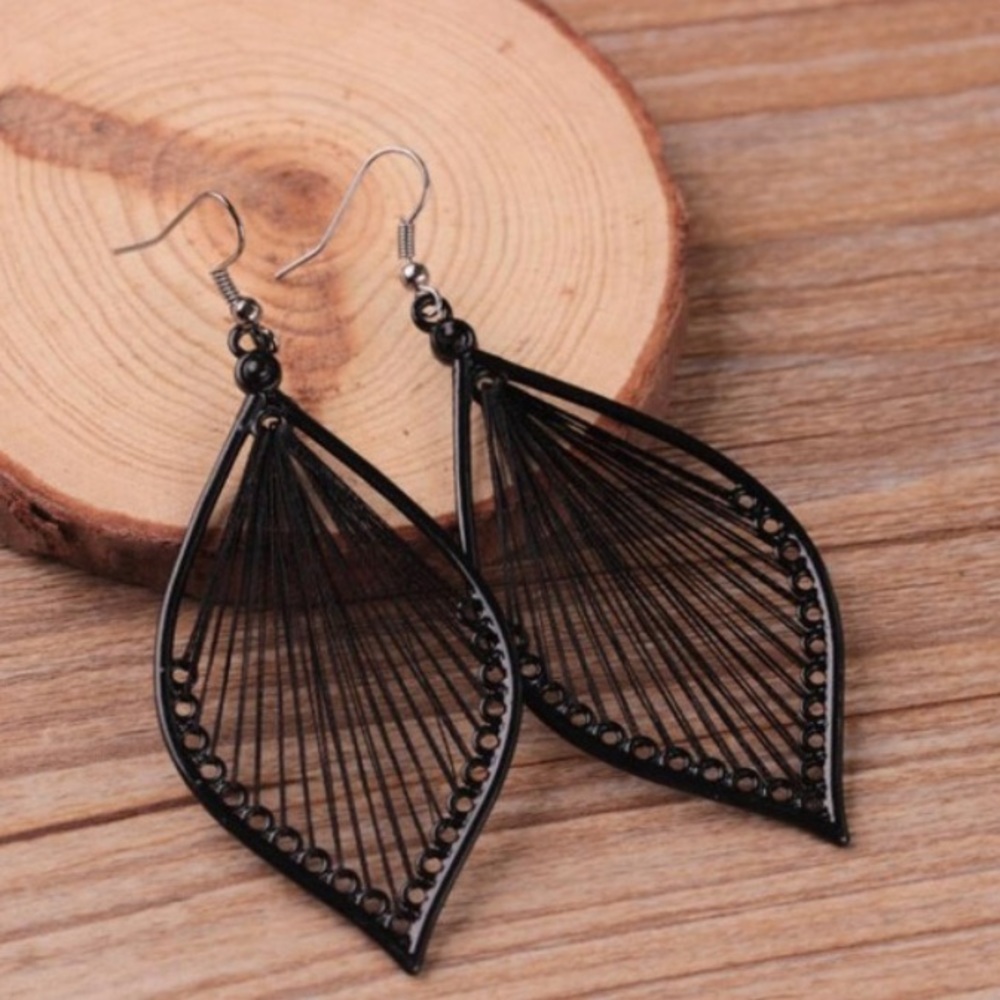 ๐ Awesome large threaded Leaf earrings ๐ - Picture 1 of 3
